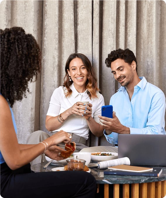 Amici discutono dei vantaggi della consulenza finanziaria tutto in uno